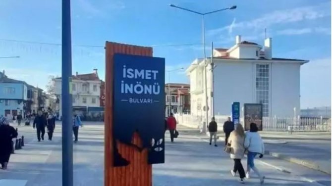 Mudanya’da Logolu Totem Tartışmasına Montajlı Fotoğraflar Damga Vurdu