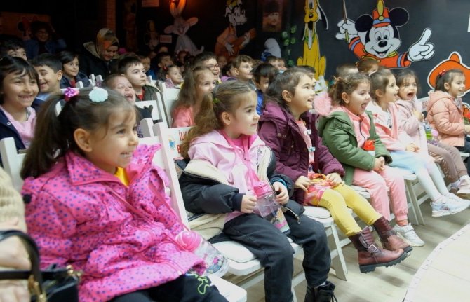 Canik’te Miniklerin Tiyatro Sevinci