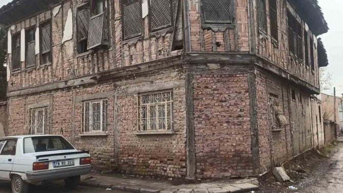 İ̇lgisiz Kalan Eski Konak Yok Olma Tehlikesi İle Karşı Karşıya Kaldı