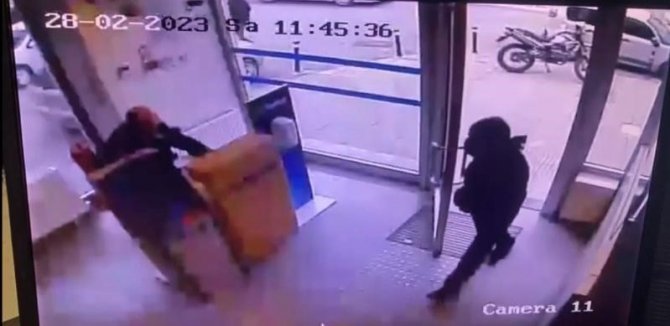 Çekmeköy’de Oyuncak Tabanca İle Banka Soygunu Kamerada