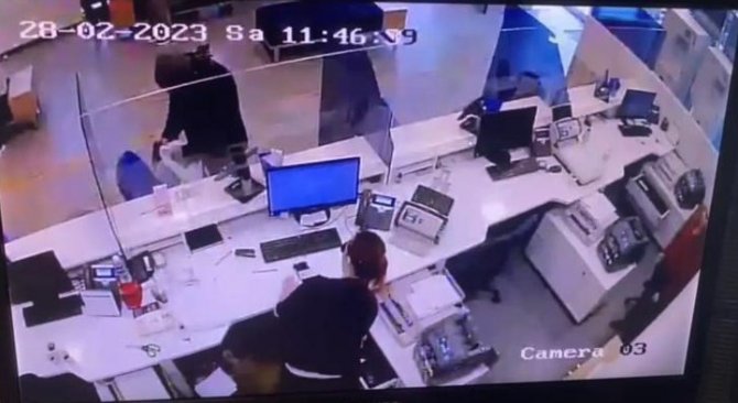 Çekmeköy’de Oyuncak Tabanca İle Banka Soygunu Kamerada