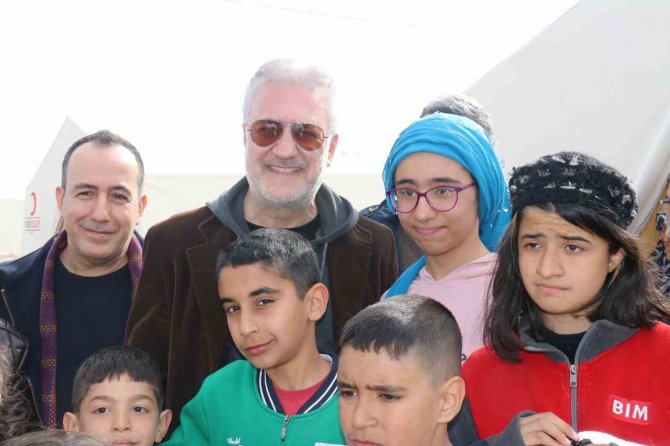 Ünlülerden Depremzedelere Moral