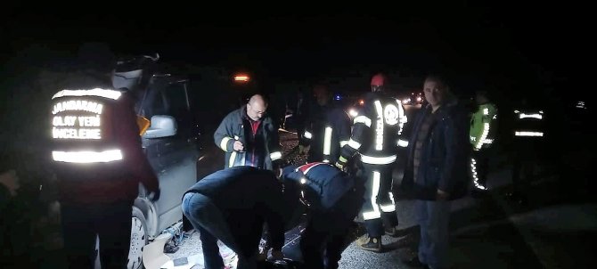 Tomruk Yüklü Kamyona Arkadan Çarpan Otomobil Sürücüsü Hayatını Kaybetti