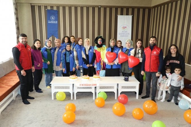 Depremzede Cemre’ye Sürpriz Doğum Günü