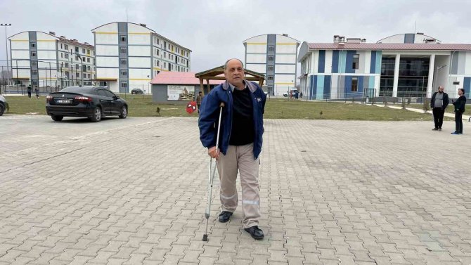 Koltuk Değneği İle Enkaz Altında Kalmaktan Son Anda Kurtuldu