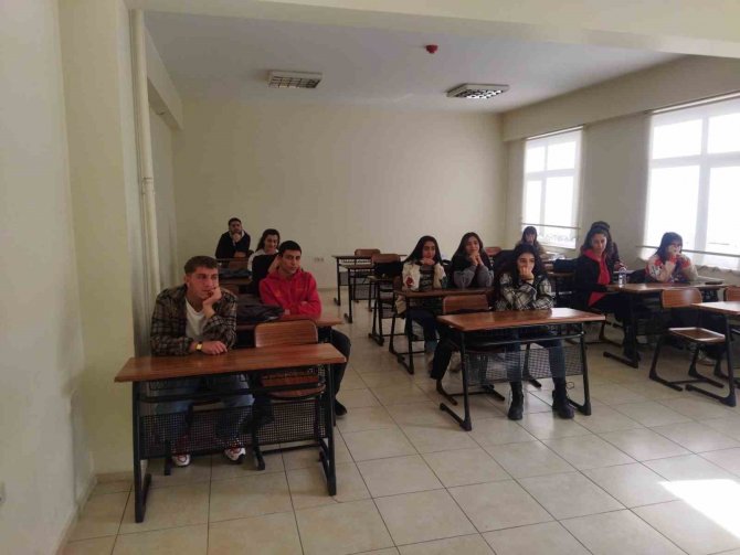 Üniversite Sınavlarına Hazırlanan Öğrencilerin İlk Dersi ‘Deprem’ Oldu