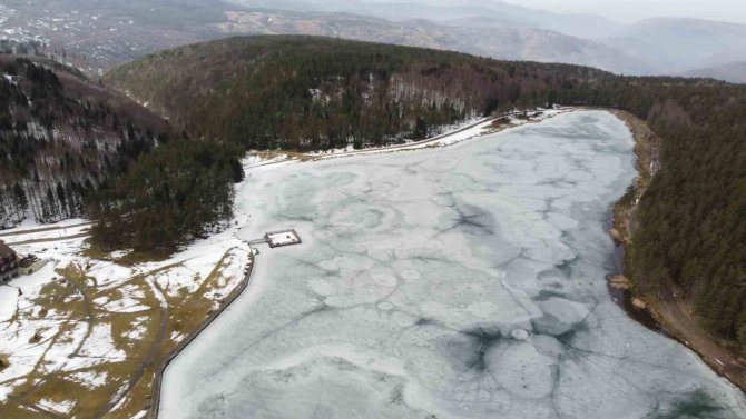 Bin 300 Rakımlı Topuk Yaylası’nda Gölet Dondu