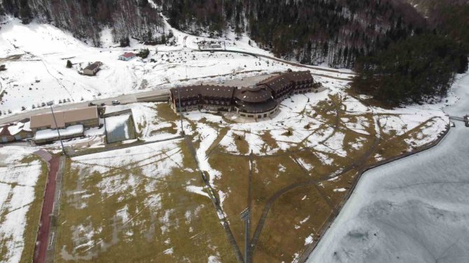 Bin 300 Rakımlı Topuk Yaylası’nda Gölet Dondu