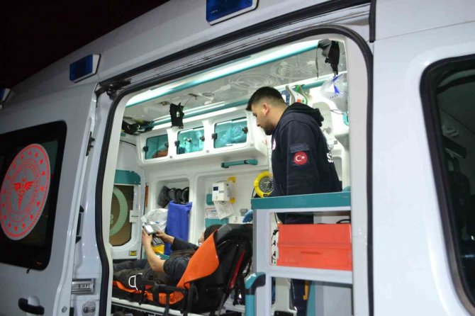 Epilepsi Nöbeti Geçiren Sürücü Kapalı Yola Düşerek İş Makinesine Çarptı
