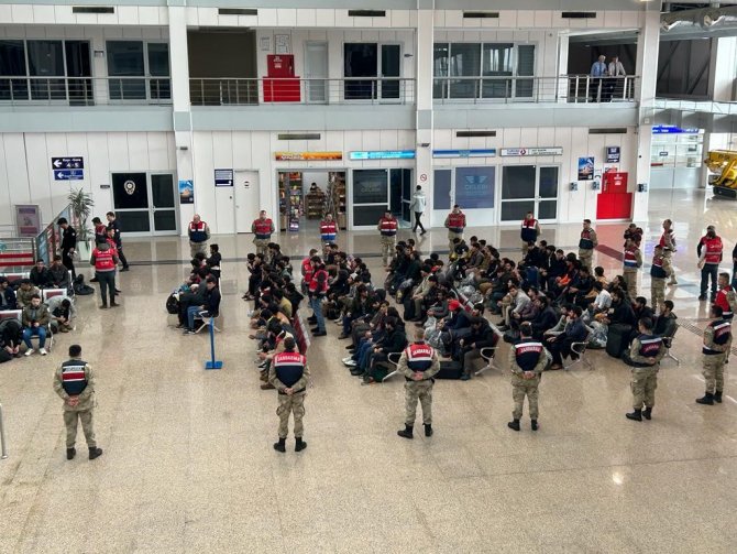 136 Düzensiz Göçmen Afganistan’a Geri Gönderildi