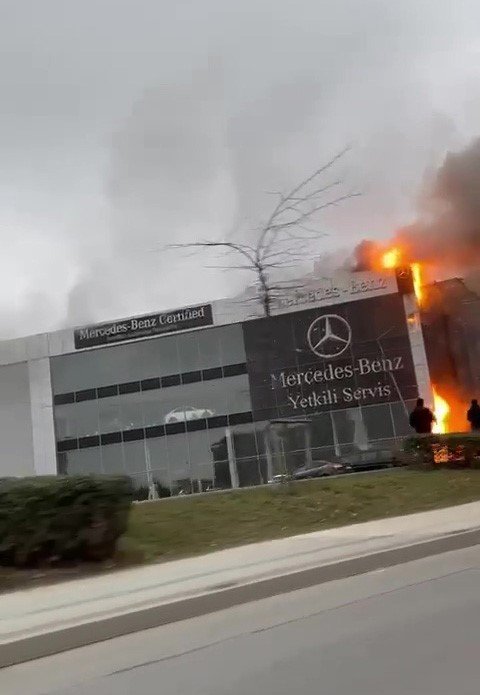 Esenyurt’ta Otomobil Firmasına Ait Yetkili Servis Binası Alev Alev Yandı