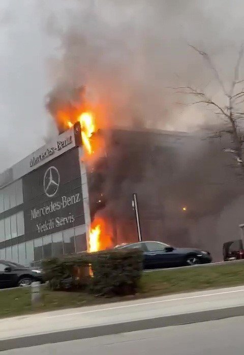 Esenyurt’ta Otomobil Firmasına Ait Yetkili Servis Binası Alev Alev Yandı