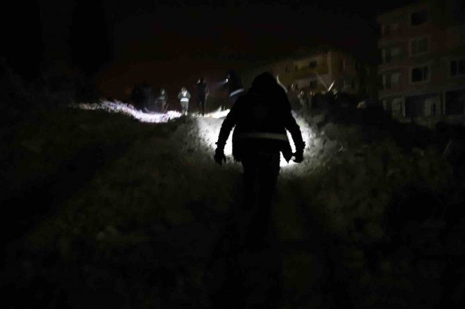 Enkazdan ’’Çığlık Geldi’’ İhbarı Polisleri Harekete Geçirdi