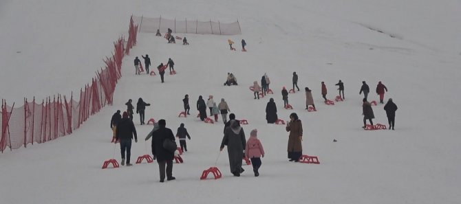 Depremden Etkilenen Çocuklar Kızaklarla Kayarak Eğlendi