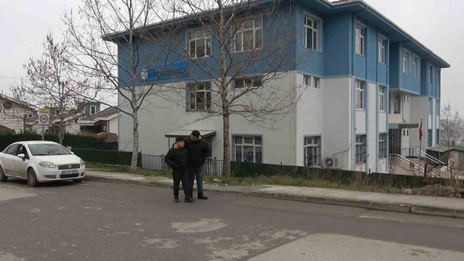 Öğrencisine Tek Başına Bekleme Cezası Veren Müdür Hakkında Suç Duyurusu