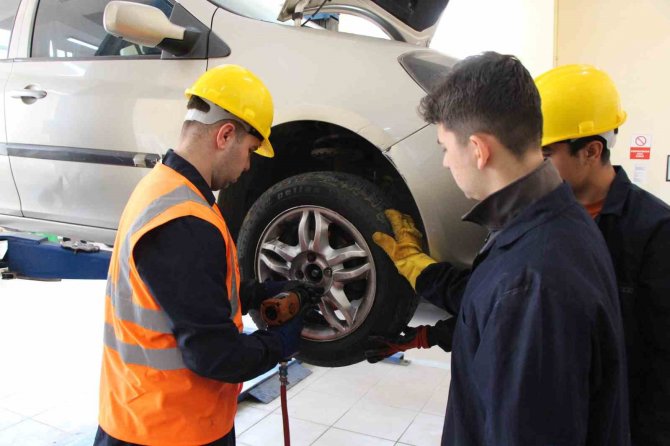 Liselilerden Oto Servis: Araç Yıkama 50 Tl