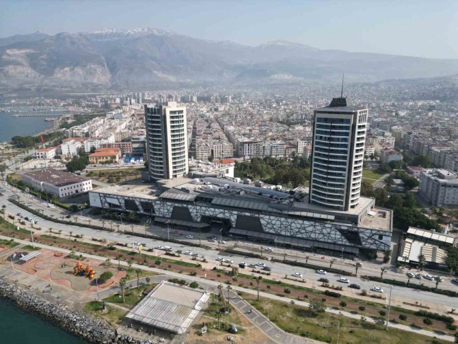 87 Metrelik İki Kuleye Sahip Yapı, İzolatör Olmamasına Rağmen Yerinden Oynamadı