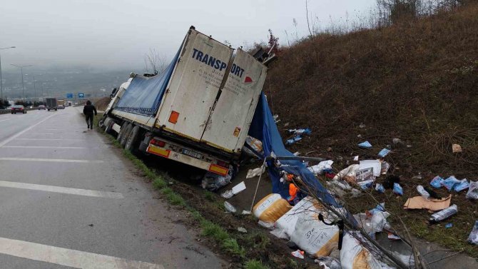 Samsun’da Tır Kazası: Giysiler Yola Saçıldı