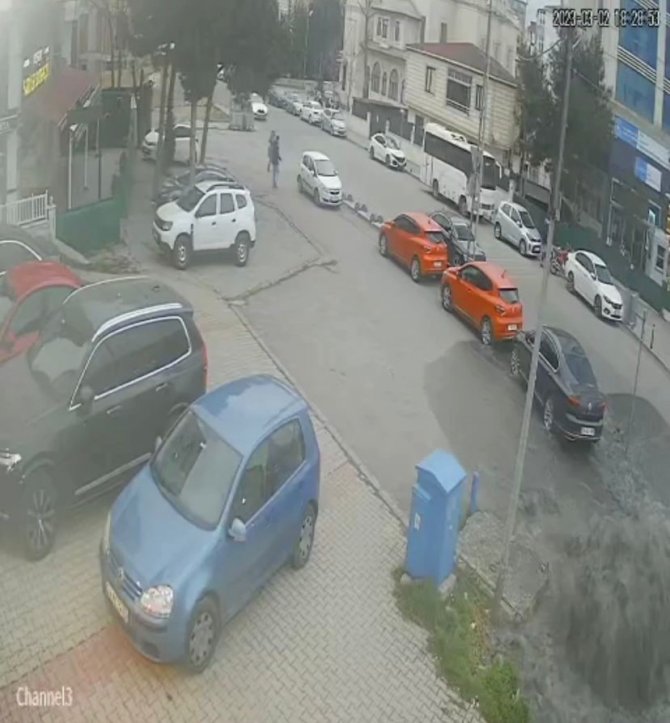 Kartal’da Rögar Kapağı Bomba Gibi Patladı, Yol Göle Döndü