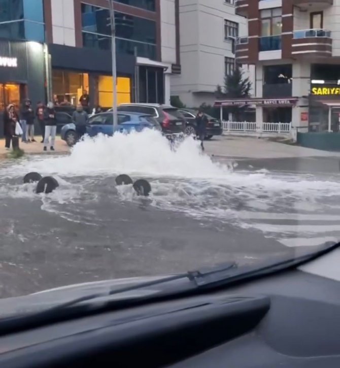 Kartal’da Rögar Kapağı Bomba Gibi Patladı, Yol Göle Döndü