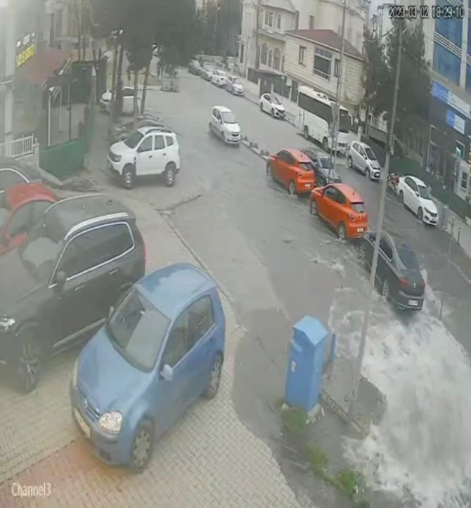 Kartal’da Rögar Kapağı Bomba Gibi Patladı, Yol Göle Döndü