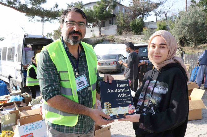 İ̇zmir Depreminde Oğlunu Kaybeden Baba Tıp Öğrencisinin Kitap Talebini Yerine Getirdi