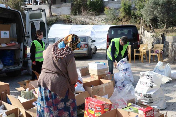 İ̇zmir Depreminde Oğlunu Kaybeden Baba Tıp Öğrencisinin Kitap Talebini Yerine Getirdi