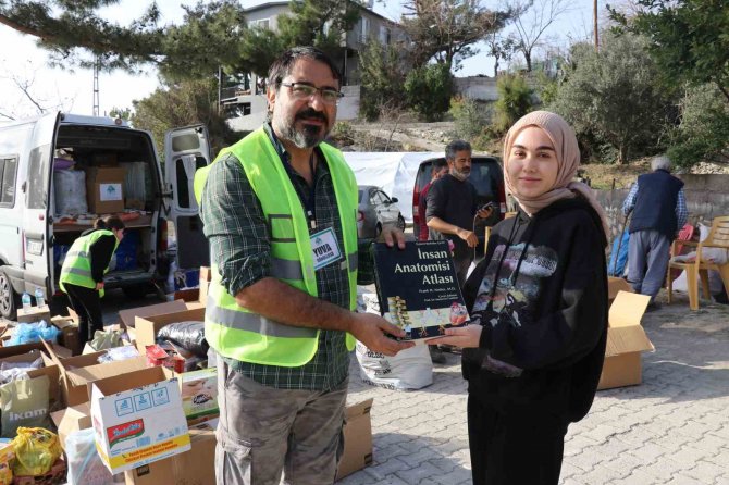 İ̇zmir Depreminde Oğlunu Kaybeden Baba Tıp Öğrencisinin Kitap Talebini Yerine Getirdi