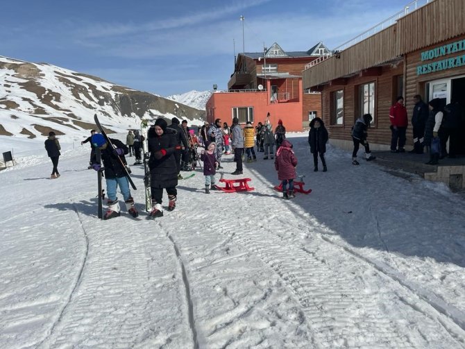 Depremzede Çocukların Kayak Heyecanı