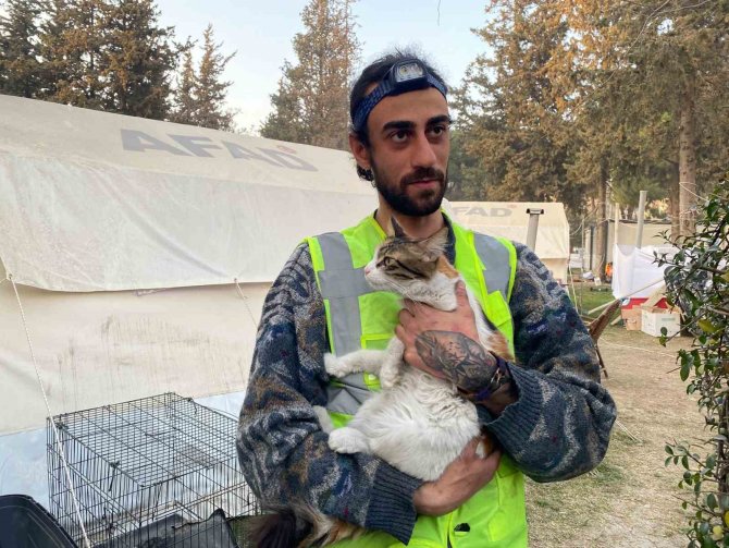 Gönüllü Olarak Gittiği Deprem Bölgesinde 50’nin Üzerinde Hayvanı Kurtardı