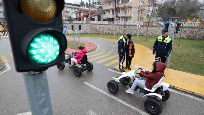 Depremzede Çocuklara Eğlenceli Trafik Eğitimi