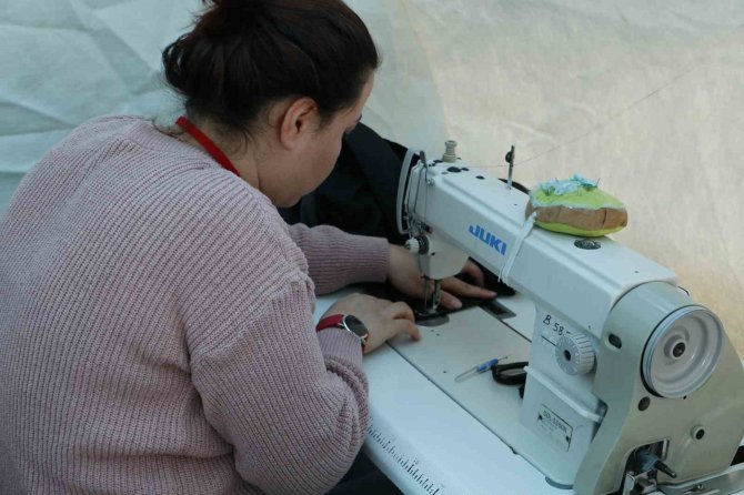 Çadır Kentte Depremzedelerin Terzi İhtiyaçları Bu Bölümde Gideriliyor