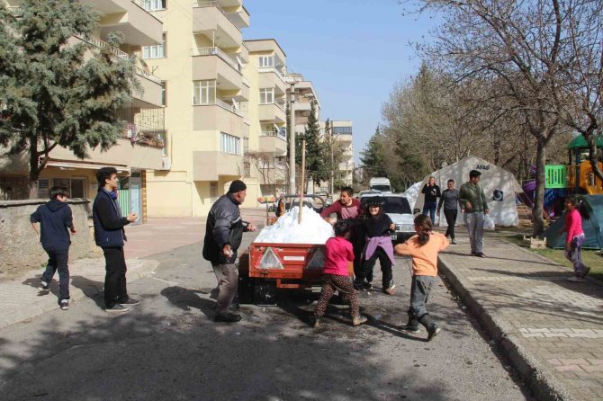 Depremzede Çocukların "Kar Dedesi"