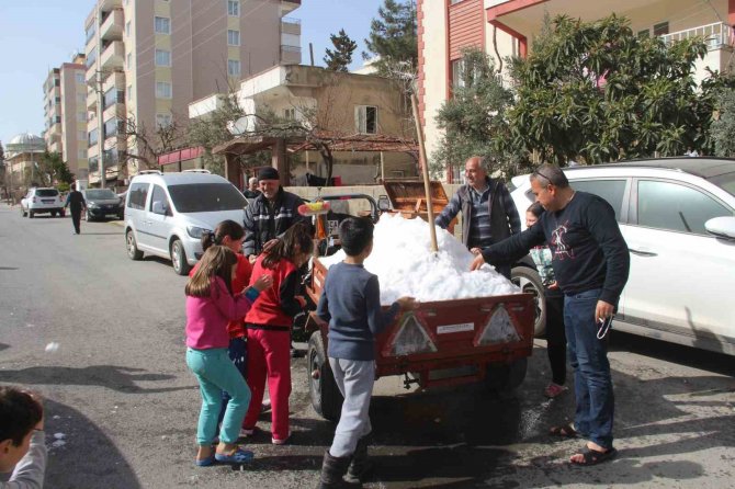 Depremzede Çocukların "Kar Dedesi"