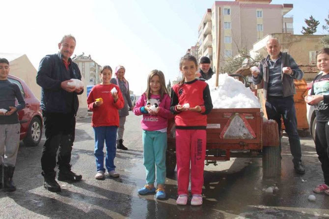 Depremzede Çocukların "Kar Dedesi"