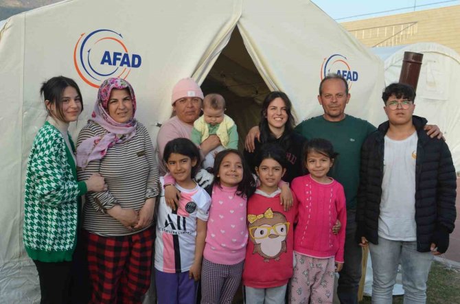 Çadırda Yaşayan Depremzede Aile, Yaşadıkları Deprem Dehşetini Anlattı