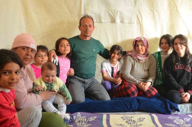 Çadırda Yaşayan Depremzede Aile, Yaşadıkları Deprem Dehşetini Anlattı