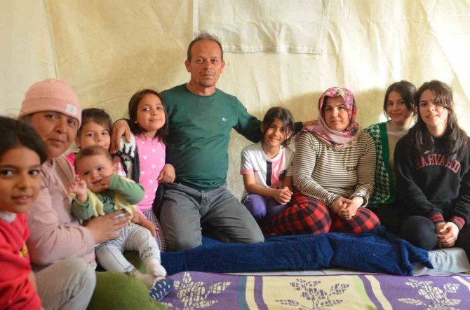 Çadırda Yaşayan Depremzede Aile, Yaşadıkları Deprem Dehşetini Anlattı