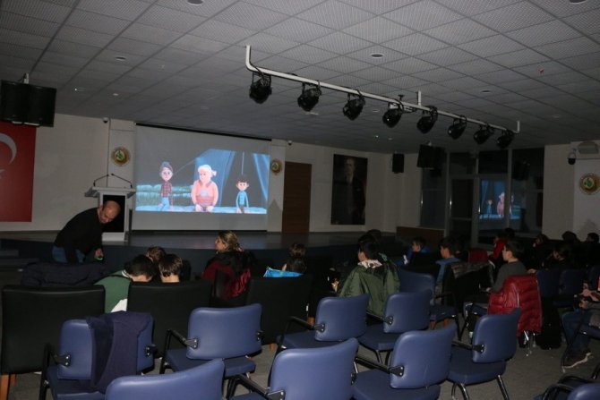 Depremzede Çocuklar Çizgi Film İle Moral Buldu