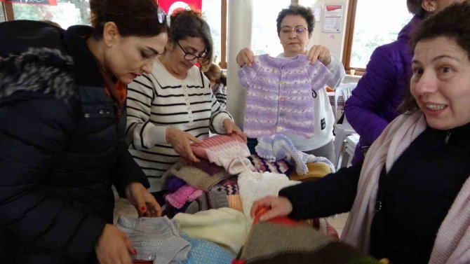 Kartallı Kadınlar Depremzede Çocuklar Üşümesin Diye Atkı Bere Örüyor