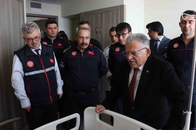 Hem Enkaz Altında Hem De Hastanede Yalnız Bırakmadılar