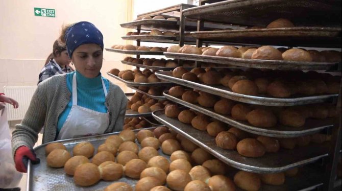 Lise Fırınında Depremzedeler İçin Günlük 35 Bin Ekmek Üretiliyor