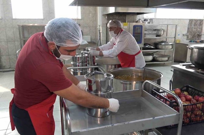 Kırıkkale’de Depremzedelere Sıcak Yemek Hizmeti