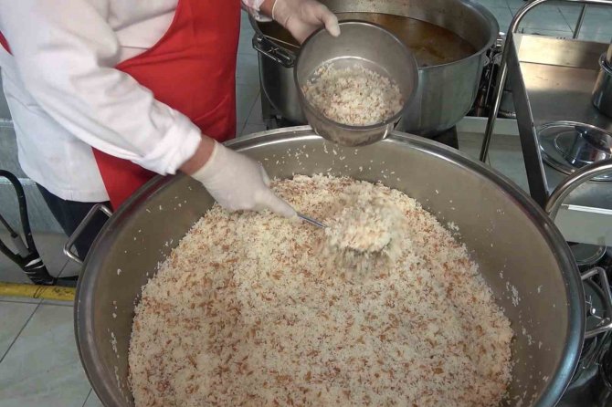Kırıkkale’de Depremzedelere Sıcak Yemek Hizmeti