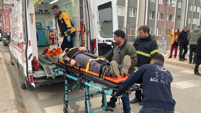 Refüjden Atlayıp Karşıdan Gelen Otomobille Çarpıştı: 2 Yaralı