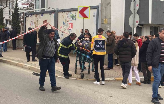 Refüjden Atlayıp Karşıdan Gelen Otomobille Çarpıştı: 2 Yaralı