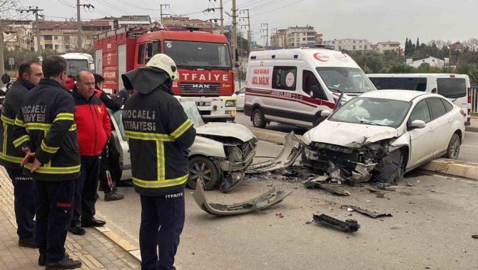 Refüjden Atlayıp Karşıdan Gelen Otomobille Çarpıştı: 2 Yaralı