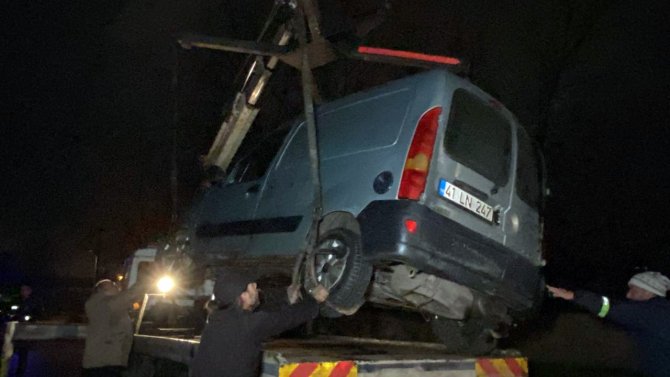 Kocaeli’de Hafif Ticari Araç Dere Yatağına Uçtu