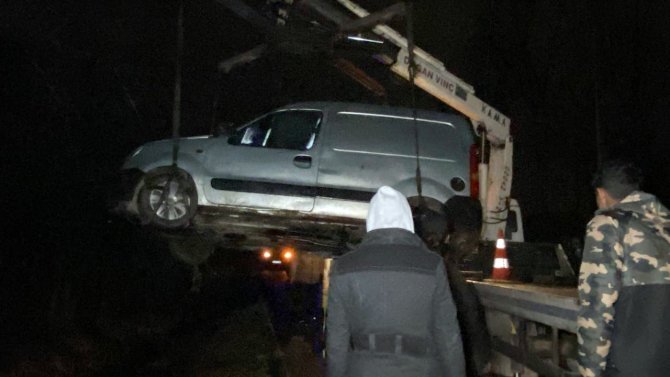 Kocaeli’de Hafif Ticari Araç Dere Yatağına Uçtu