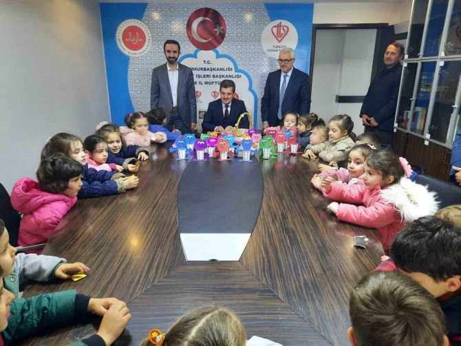 Kumbaralarındaki Paraları Bağışladılar